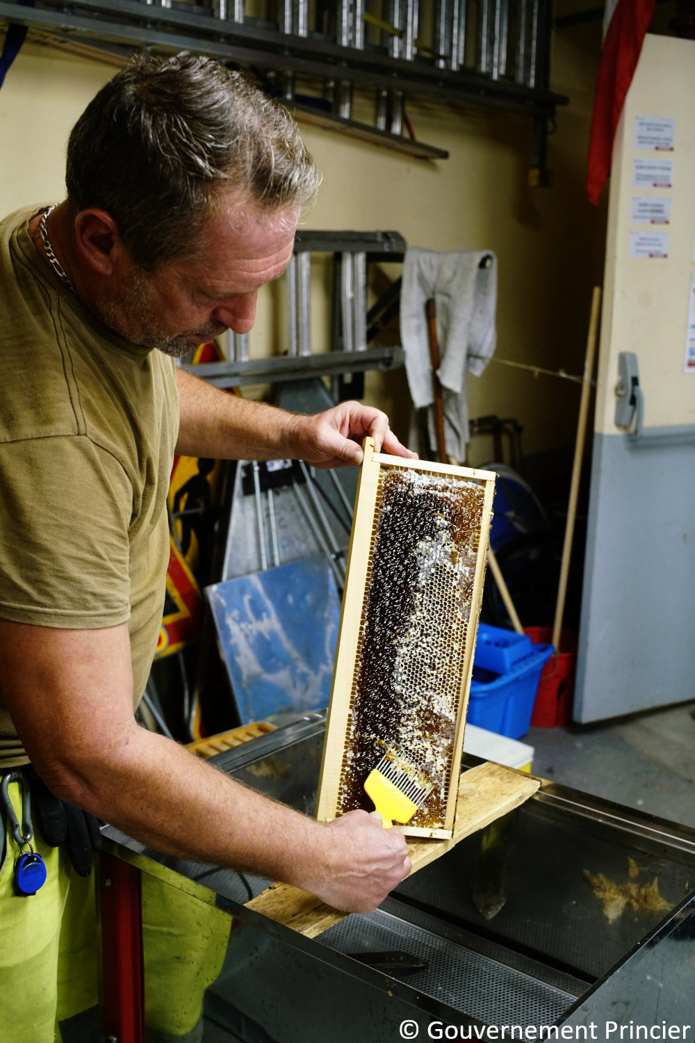 Deuxième étape : retirer les derniers opercules à la fourchette