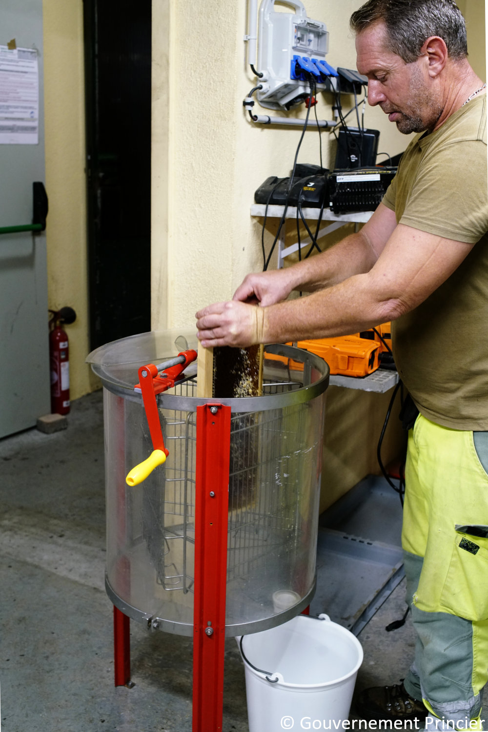 Placement des cadres de hausse dans la centrifugeuse