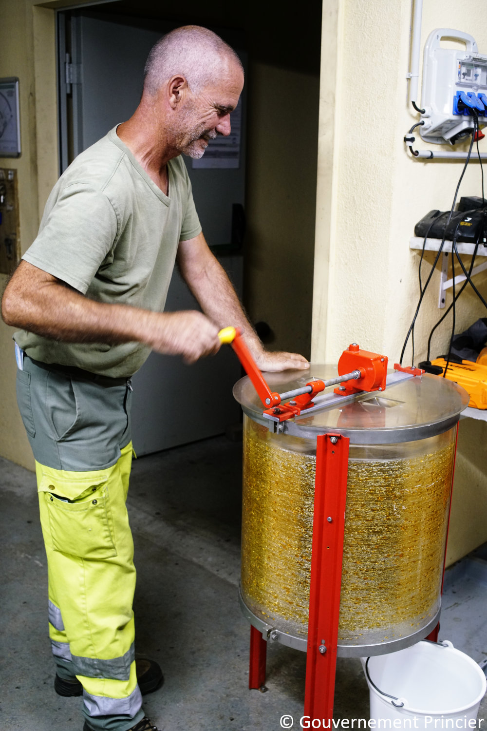 Centrifugation manuelle des cadres de hausse